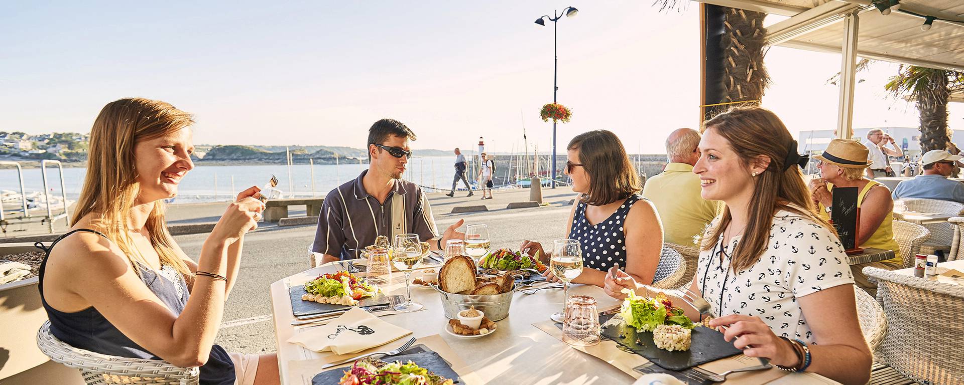 Restaurant en terrasse sur le port d'Erquy