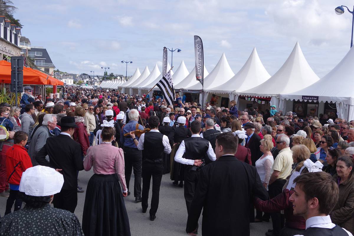 La Fete De La Coquille Saint Jacques English Tourism Office Cap D Erquy Val Andre