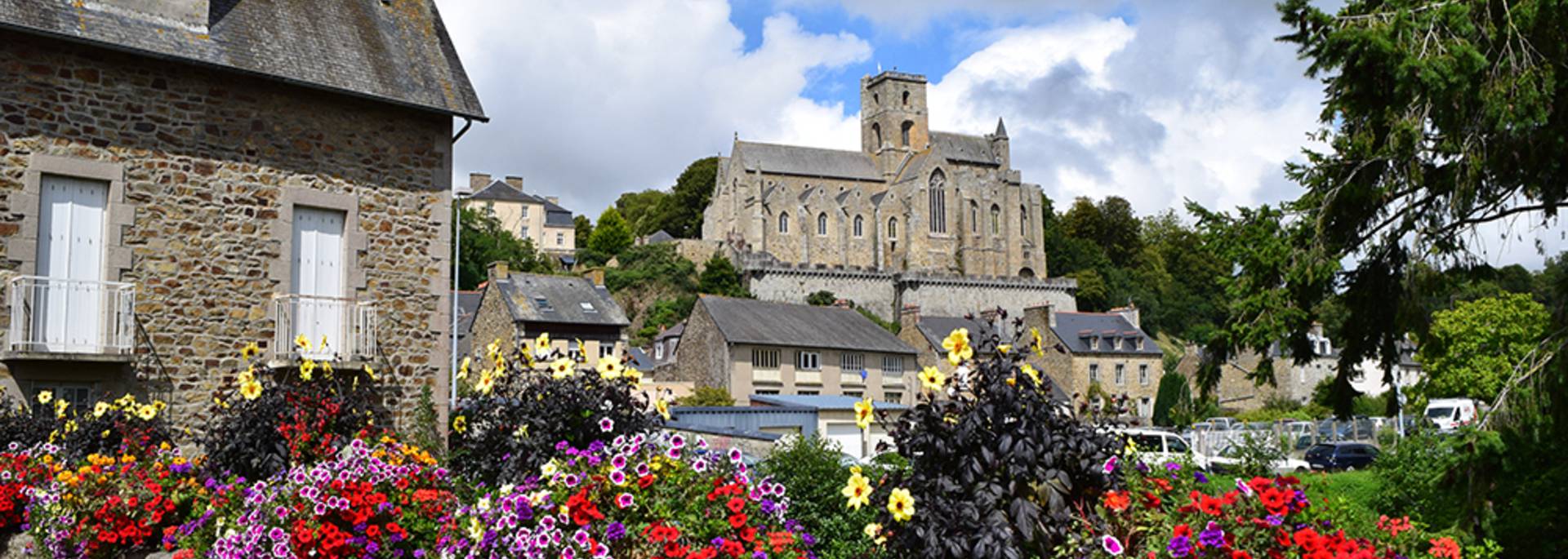 Vue sur la collégiale de Lamballe