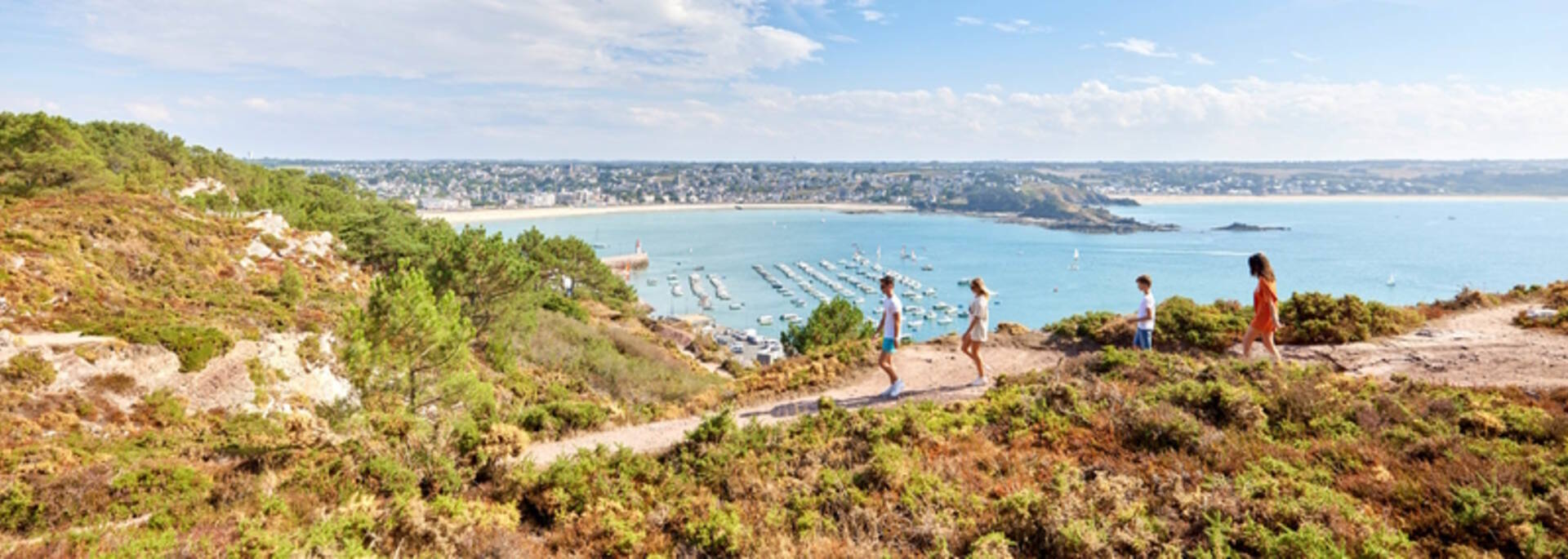 Vue sur le port d'Erquy depuis le GR34 ©A. Lamoureux