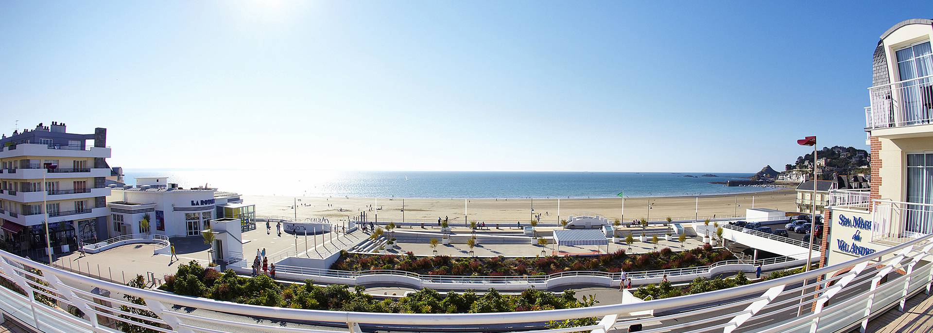 Vue sur mer d'une terrasse au Val-André