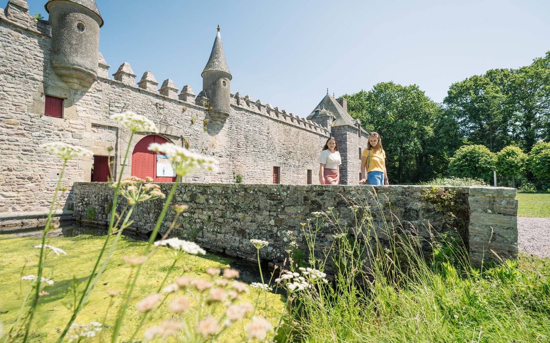 Deux jeunes femmes devant le chateau de bienassis
