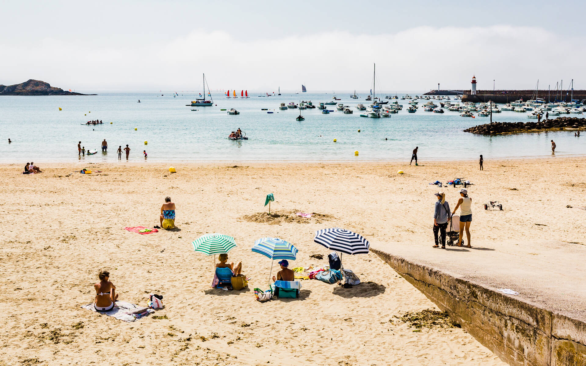 Personnes profitant de la plage du centre à ERquy