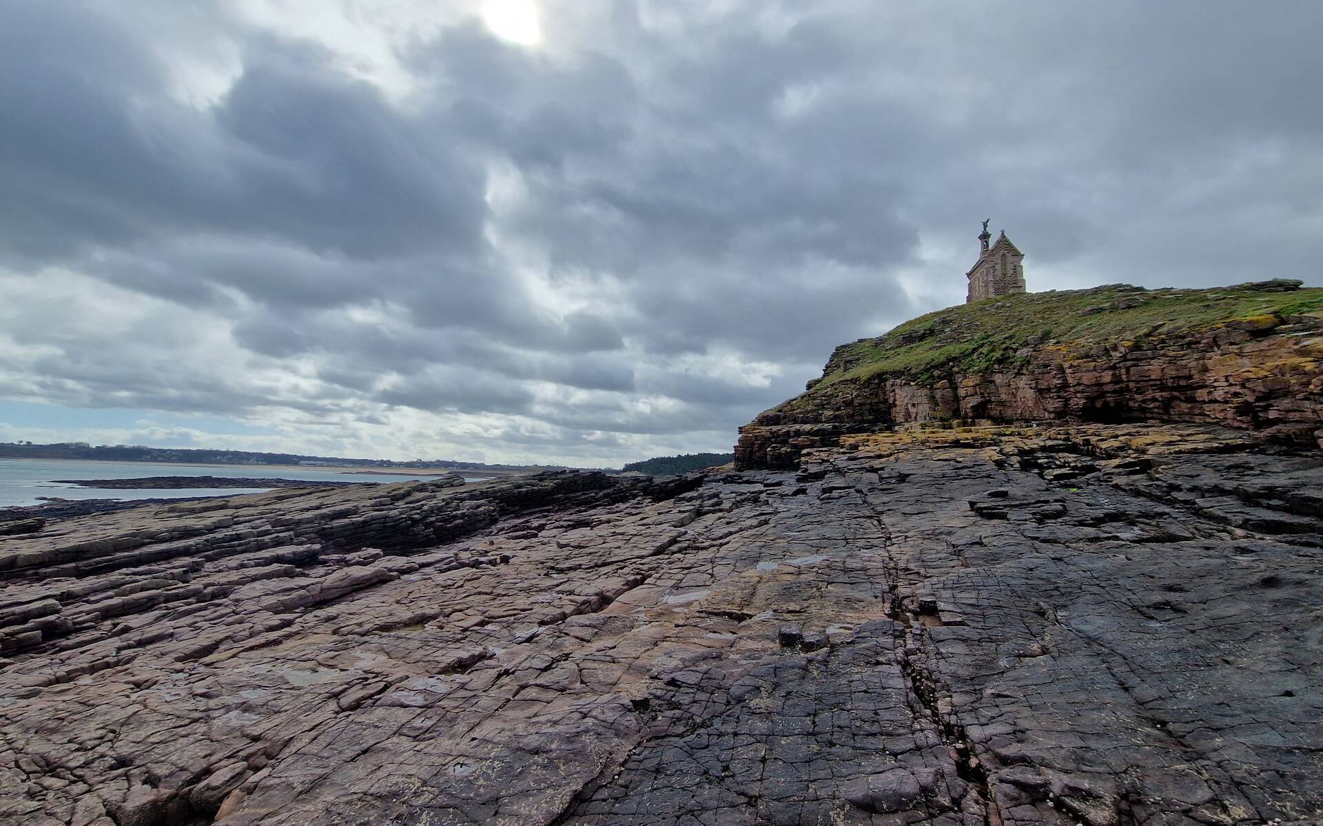 Ilot Saint michel avec nuages noirs en fond