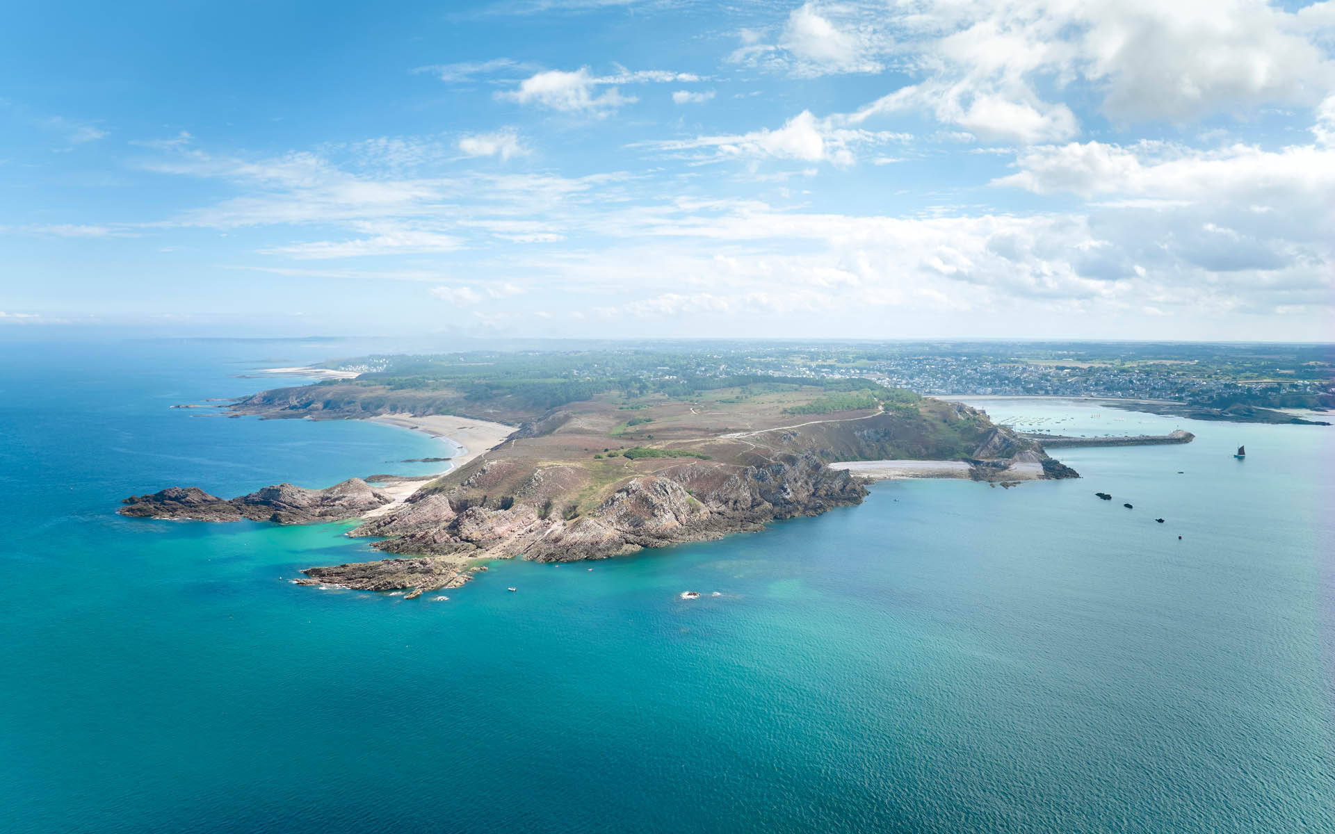 photo aérienne de la pointe du cap d'erquy depuis la mer