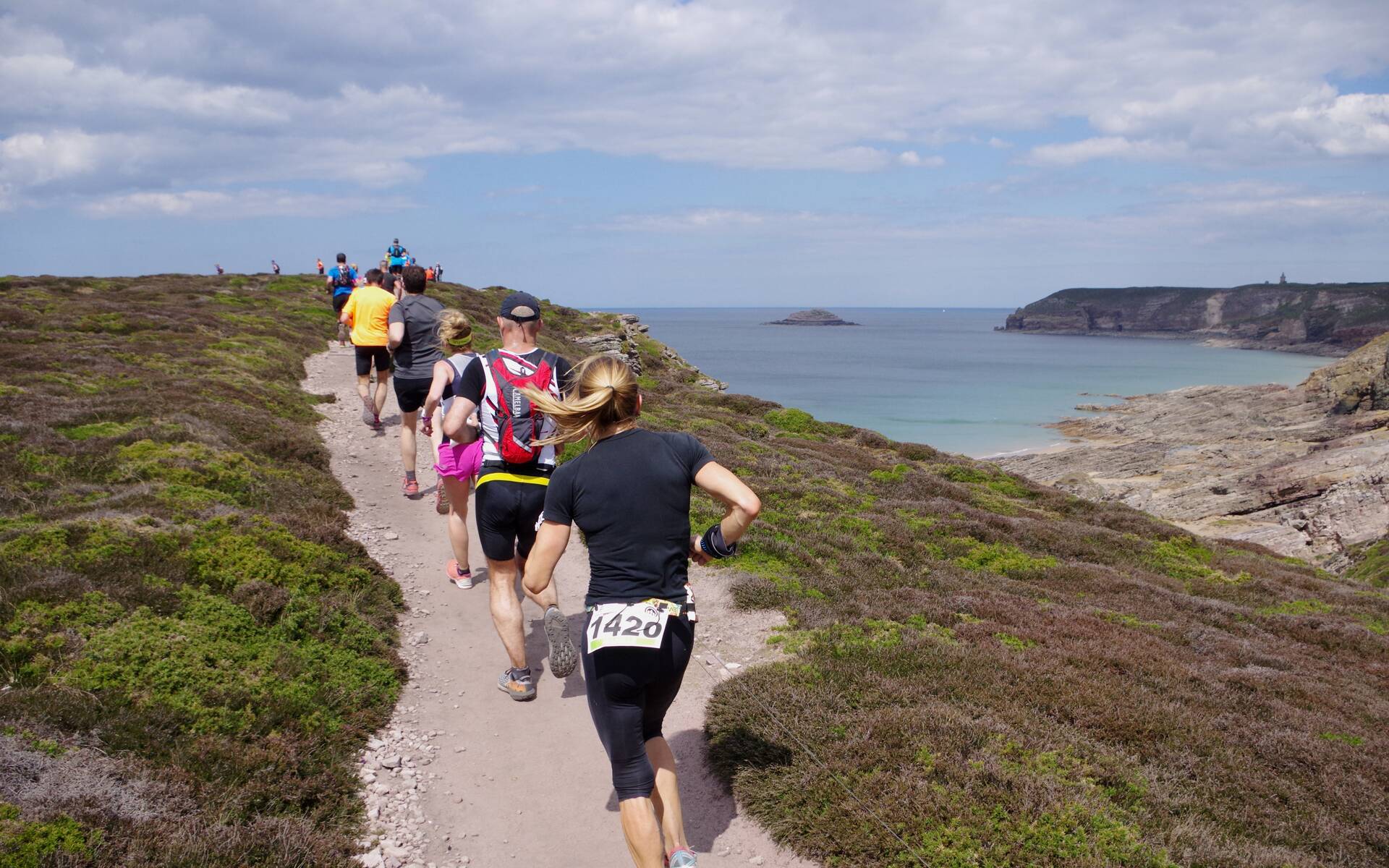 Groupe d'adulte courrant sur un sentier côtier