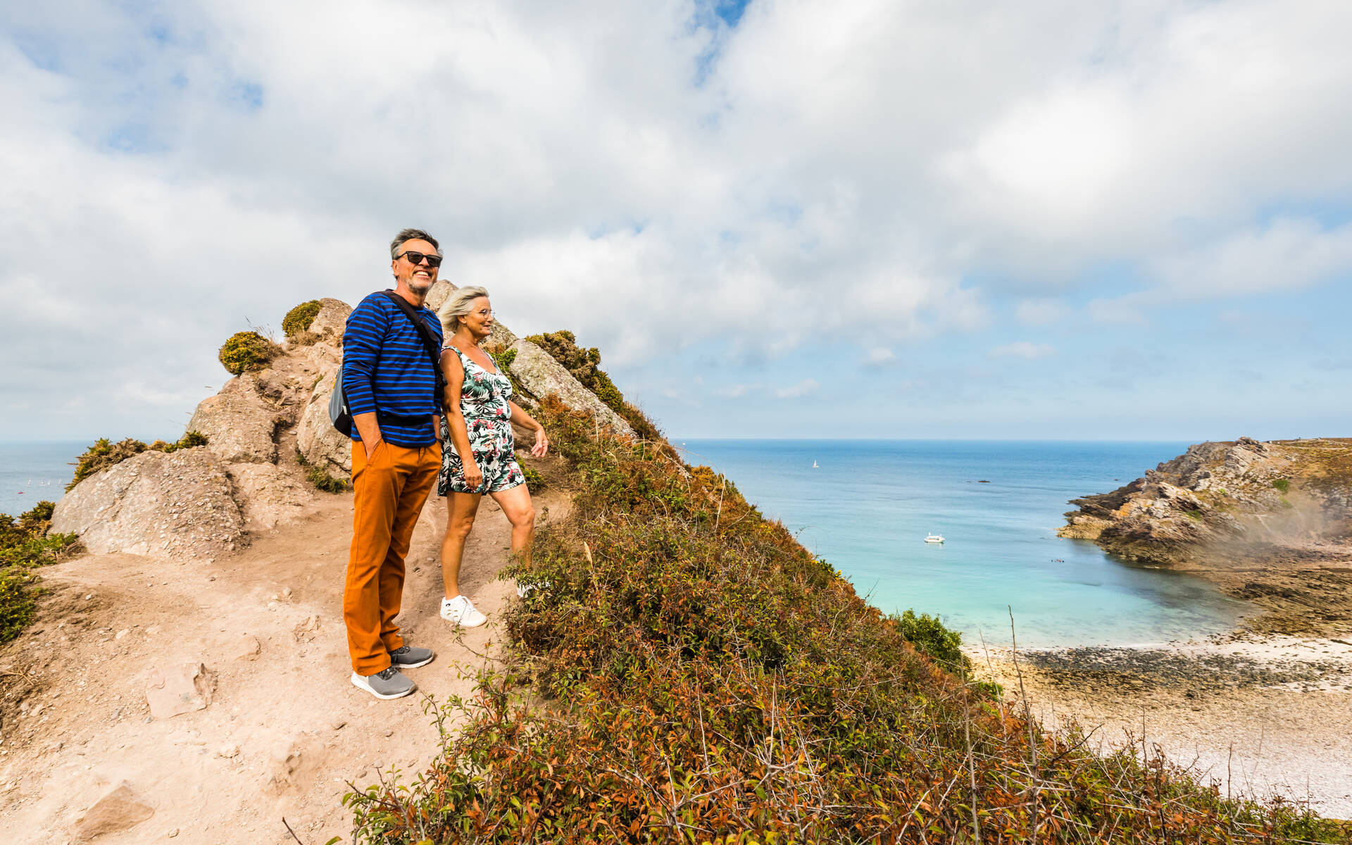 Deux adultes admirant la vue depuis le cap d'erquy