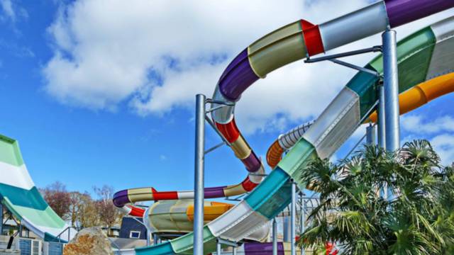 Les nouveaux toboggans de la piscine de Jugon les Lacs