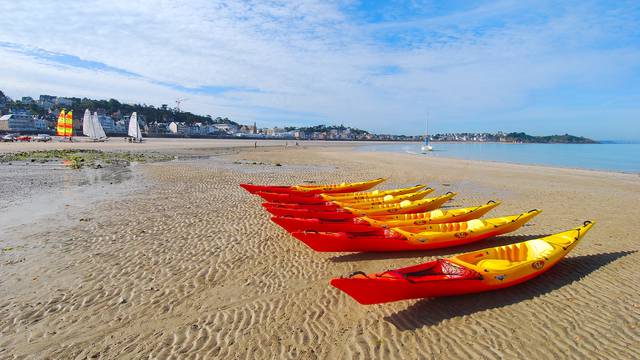Kayaks sur la plage du Val-André