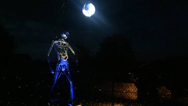 Un géant surgit de la nuit