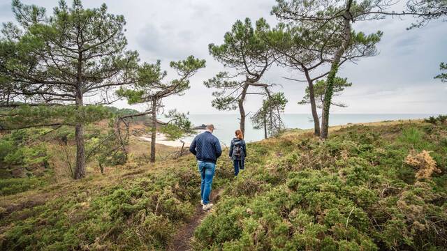 Deux jeunes adultes en train de randonner dans la lande
