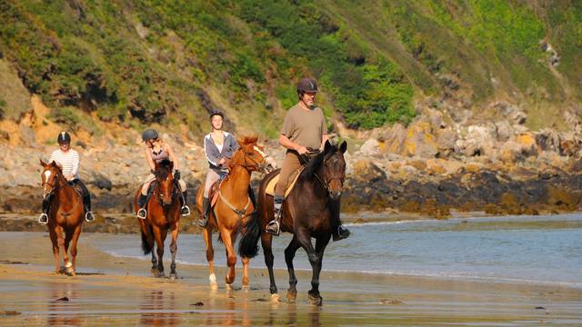 A cheval sur la plage des Vallées