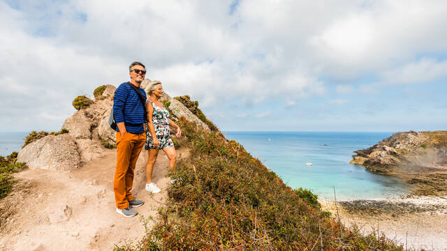 couple de séniors actifs sur le cap d'erquy