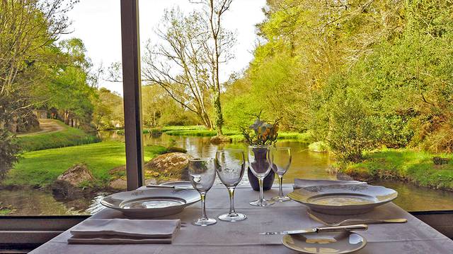 Table de restaurant à Jugon-les-Lacs