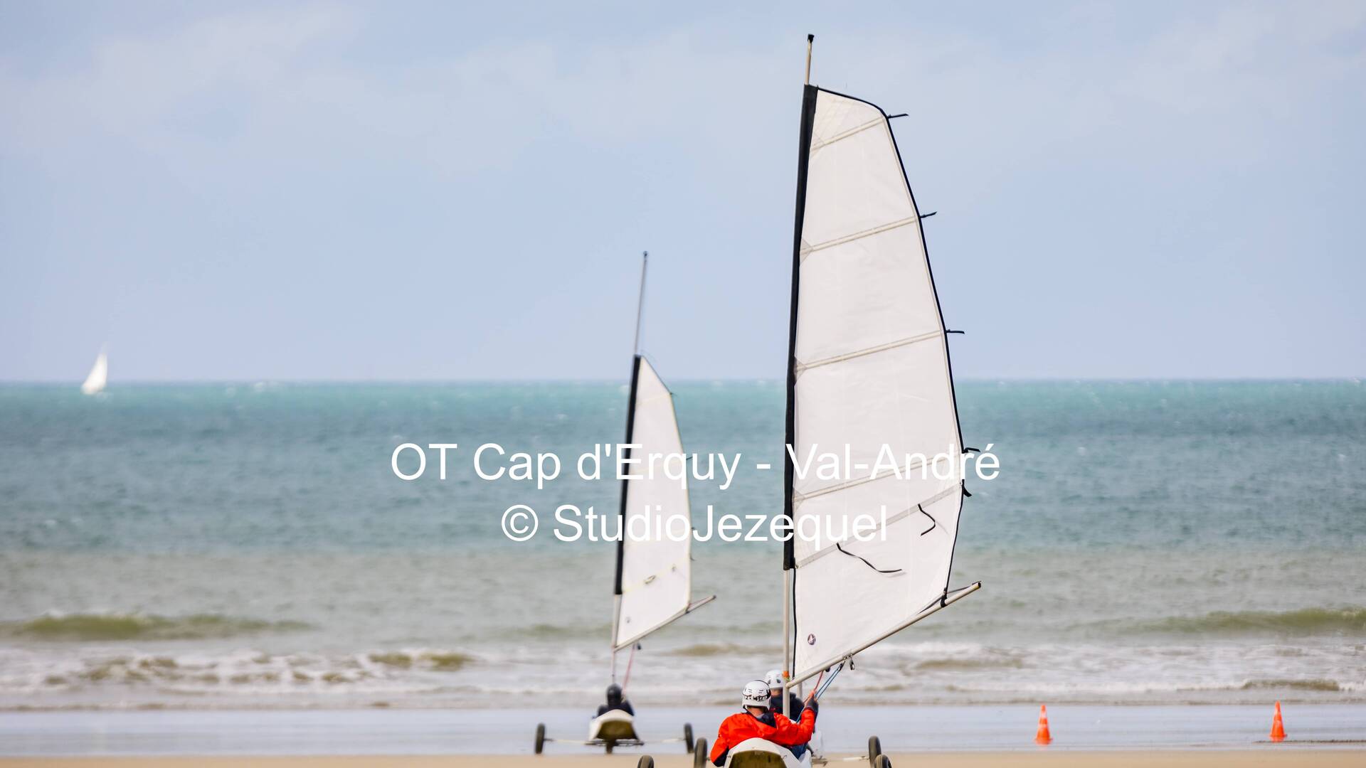 Char à voile à la plage de Caroual Erquy ©StudioJezequel