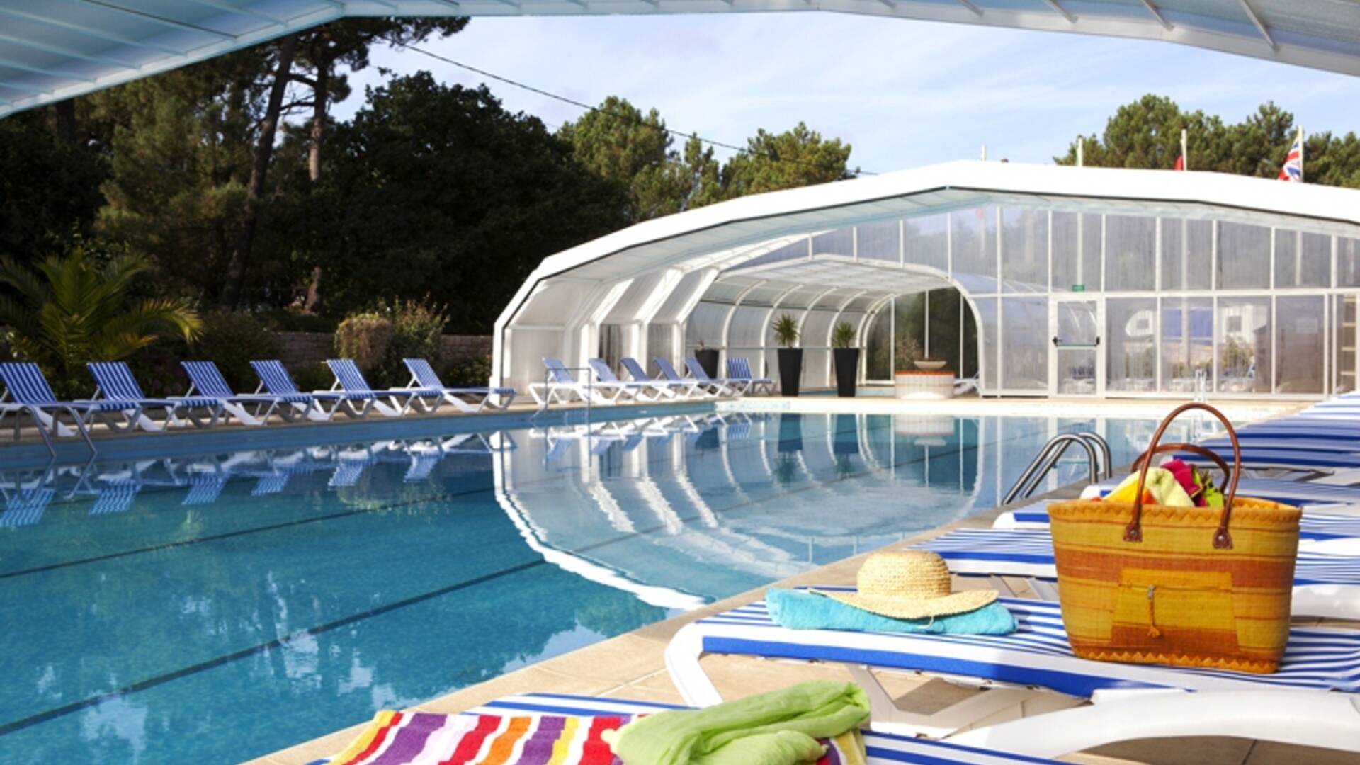 yelloh-village-les-pins-piscine.jpg