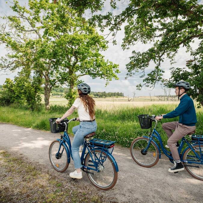 Deux personnes à vélo sur la vélo maritime près de sables-d'or-les-pins